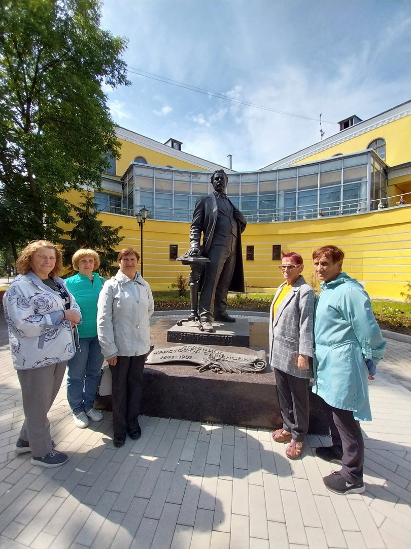 "Серебряные волонтеры" посетили выставку