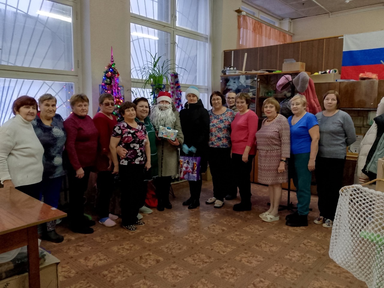 Новогоднее настроение создали женщинам -волонтерам, плетущим сети 