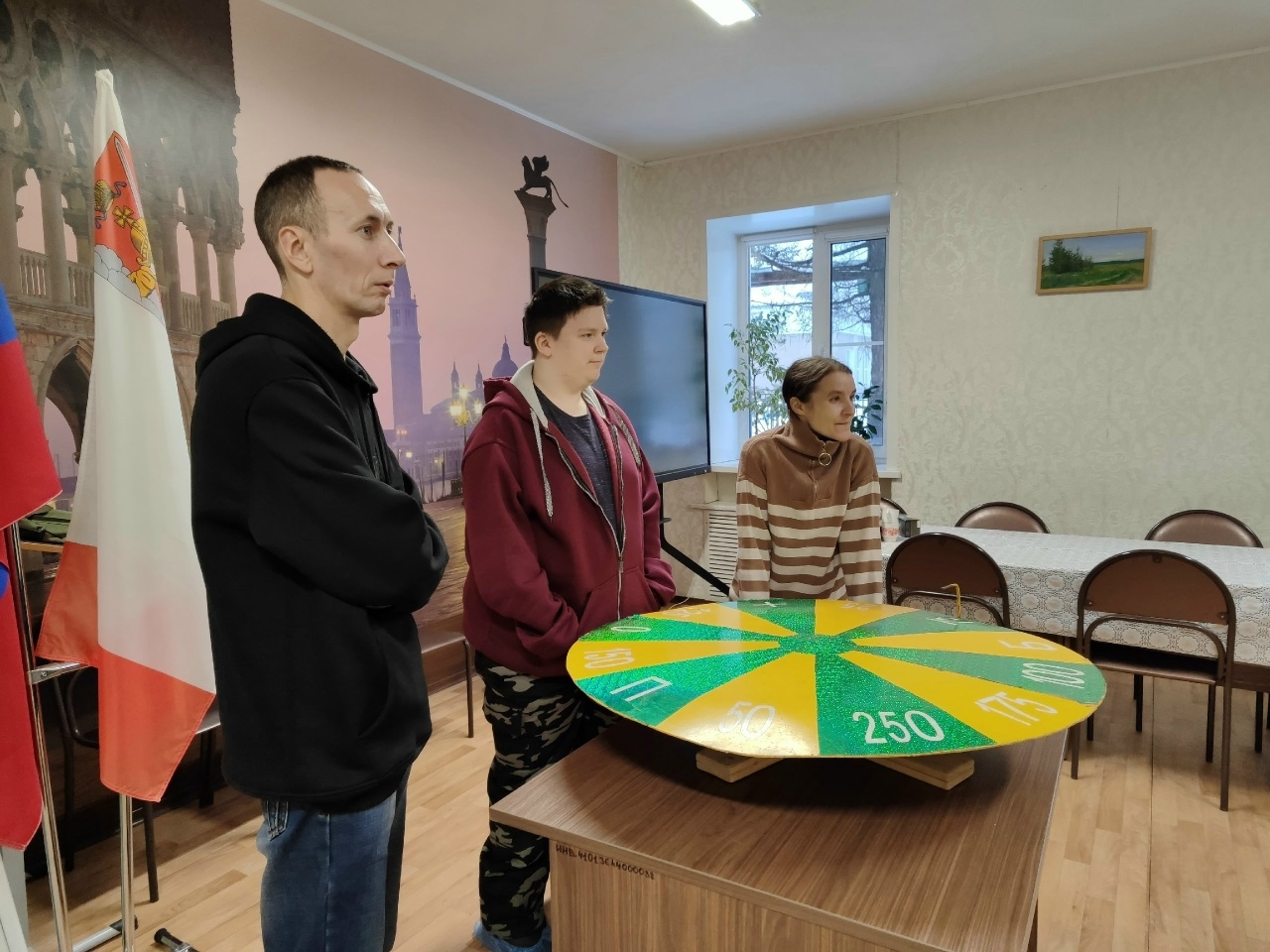 Декаду инвалидов в социально-реабилитационной службе Комплексного центра открыли позитивной игрой "Поле чудес".